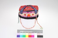 藏品(黑紅緞地彩繡花鳥紋平頂童帽)的圖片