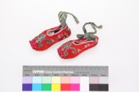 藏品(紅地彩繡花蝶壽字紋童鞋)的圖片