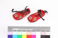 藏品(紅地彩繡銅錢蝴蝶紋童鞋 )的圖片