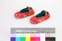 藏品(紅地彩繡花卉紋童鞋)的圖片