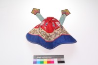 藏品(紅緞地鑲藍白邊盤金彩繡花卉紋幼童風帽)的圖片