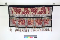 藏品(磚紅底白描鳳凰紋拼接幾何十字繡掛布)的圖片
