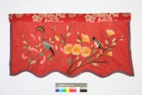 藏品(紅地彩繡花鳥紋門簾)的圖片