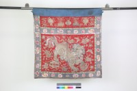 藏品(紅綢地鑲花邊盤金彩繡獅子戲球紋桌圍)的圖片