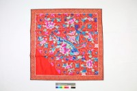 藏品(紅地彩繡牡丹如意紋桌面飾)的圖片