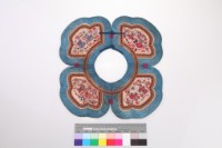 藏品(藍綠地四葉戲曲人物圍雲肩)的圖片