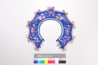 藏品(藍緞地八角雙鳳牡丹紋圍涎)的圖片