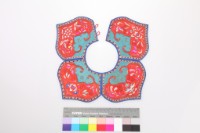 藏品(紅綠地雙色如意花草紋雲肩)的圖片