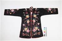 藏品(黑衣紅裙絲質刺繡新娘禮服)的圖片