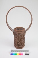 藏品(竹籐雙連環編六角形掛花籃)的圖片