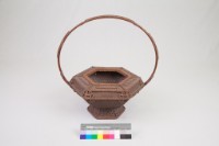 藏品(竹籐銅錢勾紋六角形掛花籃)的圖片