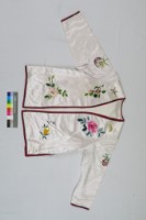 藏品(白緞地鑲紅邊彩繡花果吉紋對襟女短襖)的圖片