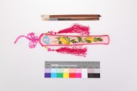 藏品(粉紅緞地鑲桃紅邊花卉紋筆套組)的圖片