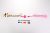 藏品(白緞地鑲銀邊彩繡花卉紋如意)的圖片