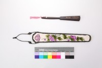 藏品(白緞地鑲黑邊牡丹紋扇套組)的圖片