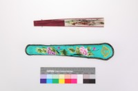 藏品(青色緞地鑲黑邊牡丹紋扇套組)的圖片