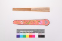 藏品(粉緞地鑲藍邊花卉紋扇套組)的圖片