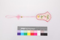 藏品(米白緞地彩繡花卉紋鑰匙袋)的圖片