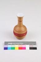 藏品(竹編紅漆菱紋長頸瓷瓶)的圖片