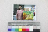 藏品(蔡秀菊與油畫作品合照)的圖片