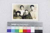 藏品(孟東籬大學一年級與父母、妹妹)的圖片