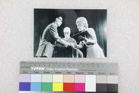 藏品(非馬接受尼克松夫人頒獎)的圖片