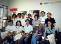 藏品(非馬同當地華人詩人作家及英國詩人布邁恪在歡迎朗誦會上合影)的圖片