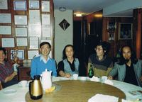 藏品(1991年初在非馬家。右起畫家周大荒，北島，周山作，非馬夫婦,周氏兄弟為非馬夫婦的繪畫啟蒙老師。)的圖片