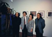 藏品(1994年5月在非馬首次畫展上同啟蒙老師周氏兄弟(左1大荒﹐右1山作)合影)的圖片