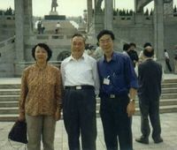 藏品(1996年10月29日在中山孫文紀念公園同李瑛李小雨父女合影)的圖片