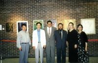 藏品(2000年6月同芝加哥地區部分華裔藝術家在杜魯門學院舉行合展-左起：涂志偉，非馬，畫廊主人，陳海韶，英小樂，周菱)的圖片