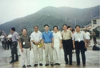 藏品(2001年8月在大連同參加國際華文詩人筆會的各地詩友合影-右起桑恒昌，周良沛，岭南人，非馬，鄭愁予，莫文征)的圖片