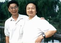 藏品(2001年9月非馬在北京 同《非馬詩創造》一書作者劉強先生合影)的圖片