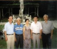 藏品(2002年6月上海作協舉辦的非馬作品研談會上左起葛乃福，黎煥頤，張燁，非馬，王振科)的圖片