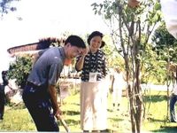 藏品(2003年9月珠海國際華文詩人筆會在亞馬遜部落植樹- 監工者 -為大會主辦人 珠海市作協主席胡的清)的圖片