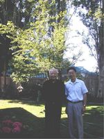 藏品(2004年7月期間並拜訪洛夫，在後院合影)的圖片