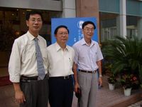 藏品(2004年9月非馬在重慶參加西南師大中國新詩研究所主辦的 {華文詩學名家國際論壇}，同蔣登科所長(左1)與詩人陳劍先生合影)的圖片