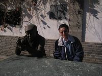 藏品(2008年11月2日非馬在北京萬荷堂同黃永玉的塑像合影)的圖片