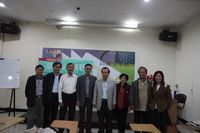 藏品(2010年12月11日在高雄文學館講詩後與詩友們合影。右四為主持人鄭炯明醫師)的圖片