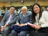 藏品(2010年12月在台北舉行的第三十屆世界詩人大會上同台灣詩人鍾鼎文和林明理合影)的圖片