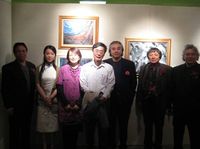 藏品(2011年5月東西方藝術對話非马同中西部華裔畫家們在他的畫作前留影)的圖片