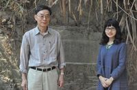 藏品(2013年10月在英德非馬與陳春燕在蘇東坡題刻前)的圖片