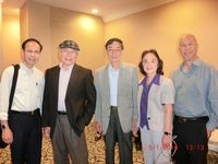 藏品(2016年5月1日在洛杉磯非馬夫婦同老友們合影（左2：張堃，右1：陳銘華）)的圖片