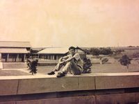 藏品(許達然在東海大學文學院台階)的圖片