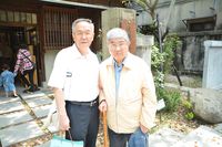 藏品(陳憲仁-與趙天儀老師在文學館前合影)的圖片