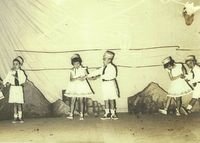 藏品(廖輝英-中間者小二遊藝會代表表演)的圖片