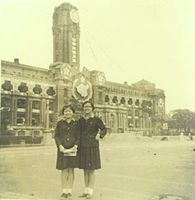 藏品(廖輝英-第四屆總統就職後兩天與李芳儀於總統府前)的圖片