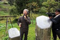 藏品(路寒袖-在阿里山上沼平公園的「阿里山詩路」導讀自己的作品〈日之出〉)的圖片