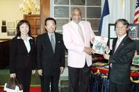 藏品(路寒袖與梅崗市市長艾里斯合影)的圖片