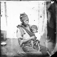 藏品(穿著晨袍的母親與小孩)的圖片